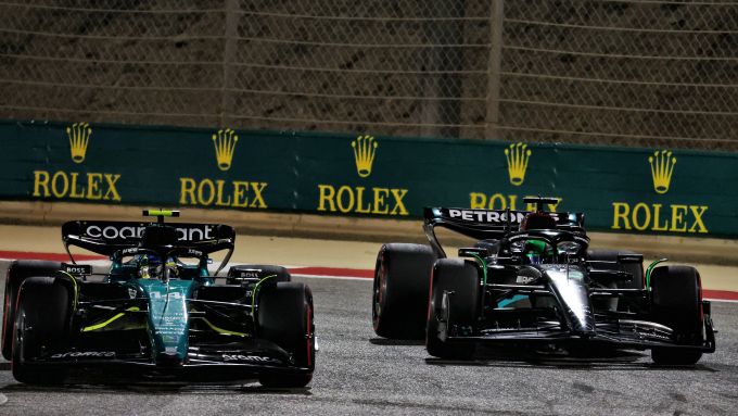F1 GP Bahrain 2023, Sakhir: la lotta tra Fernando Alonso (Aston Martin Racing) e George Russell (Mercedes AMG F1)