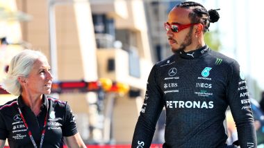 F1 GP Bahrain 2023, Sakhir: Lewis Hamilton (Mercedes AMG F1) con l'amica fisioterapista Angela Cullen