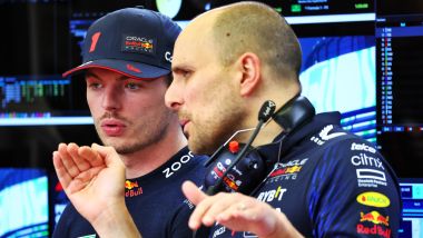 F1 GP Bahrain 2023, Sakhir: Max Verstappen parla con il suo ingegnere di pista Gianpiero Lambiase (Red Bull Racing) 