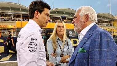 F1 GP Bahrain 2023, Sakhir: Toto Wolff (Mercedes) a colloquio con l'amico Lawrence Stroll (Aston Martin)