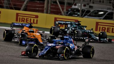 F1, GP Bahrain: Fernando Alonso (Alpine) in battaglia con Daniel Ricciardo (McLaren) e Lance Stroll (Aston Martin)