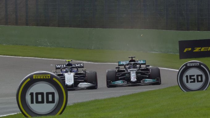 F1 GP Belgio 2021, Spa: Lewis Hamilton (Mercedes) ostacolato da Nicholas Latifi (Williams)