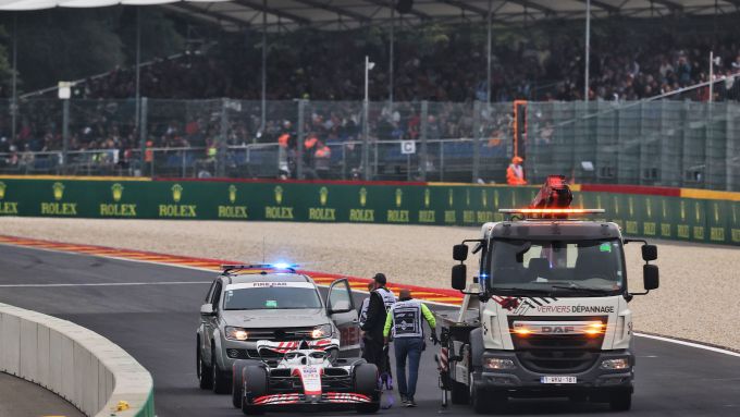 F1 GP Belgio 2022, Spa: la Haas di Kevin Magnussen recuperata dopo il problema tecnico