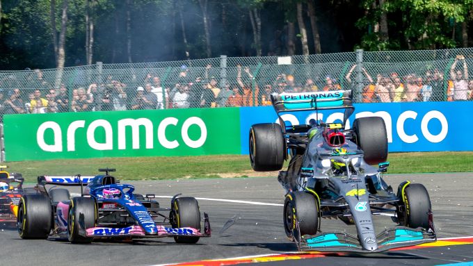 F1 GP Belgio 2022, Spa: l'incidente tra Lewis Hamilton (Mercedes) e Fernando Alonso (Alpine)