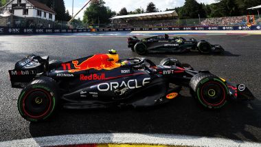 F1 GP Belgio 2023, Spa-Francorchamps: Lewis Hamilton (Mercedes AMG F1) in lotta con Sergio Perez (Red Bull Racing)