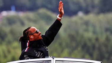 F1 GP Belgio 2023, Spa-Francorchamps: Lewis Hamilton (Mercedes AMG F1) saluta il pubblico durante la parata dei piloti