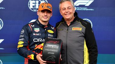 F1 GP Belgio 2023, Spa-Francorchamps: Max Verstappen (Red Bull) festeggia la pole position con il ''ruotino'' donato dalla Pirelli