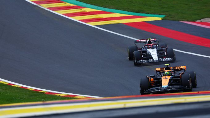 F1 GP Belgio 2023, Spa: Lando Norris (McLaren F1 Team) in lotta nelle retrovie