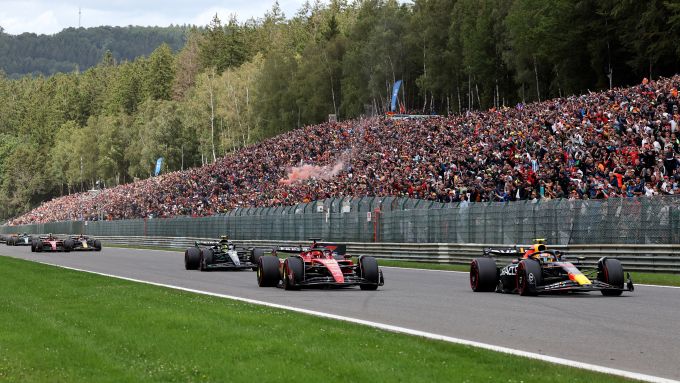 F1 GP Belgio 2023, Spa: Sergio Perez (Red Bull Racing) sorpassa Charles Leclerc (Scuderia Ferrari) nel primo giro di gara