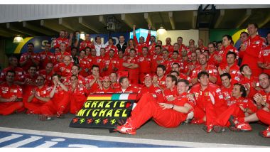 F1 GP Brasile 2006, Interlagos: Ferrari in festa al box per salutare Michael Schumacher