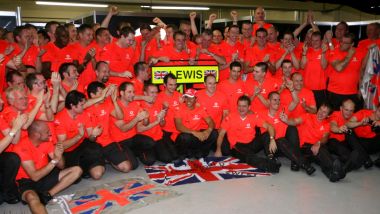 F1, GP Brasile 2008: la McLaren festeggia il mondiale vinto da Lewis Hamilton