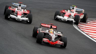 F1, GP Brasile 2008: Lewis Hamilton (McLaren) in battaglia con Timo Glock e Jarno Trulli (Toyota)
