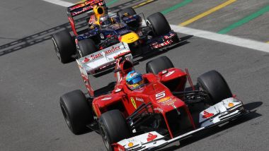 F1 GP Brasile 2012, Interlagos: Fernando Alonso (Ferrari) davanti al rivale Sebastian Vettel (Red Bull)