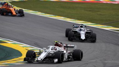 F1, GP Brasile 2018: Charles Leclerc (Sauber) guida il gruppo
