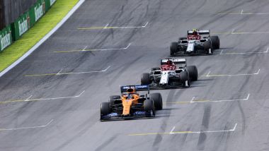 F1, GP Brasile 2019: Carlos Sainz (McLaren) precede le Alfa Romeo di Kimi Raikkonen e Antonio Giovinazzi