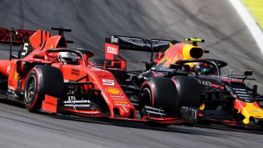 F1, GP Brasile 2019: il duello tra Sebastian Vettel (Ferrari) e Alex Albon (Red Bull)