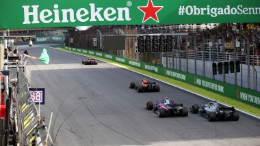 F1, GP Brasile 2019: ripartenza dopo la Safety Car, Lewis Hamilton (Mercedes) attacca Pierre Gasly (Toro Rosso) alle spalle di A