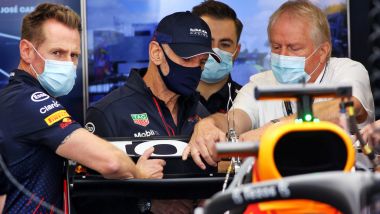 F1, GP Brasile 2021: Adrian Newey durante le verifiche tecniche all'ala Red Bull