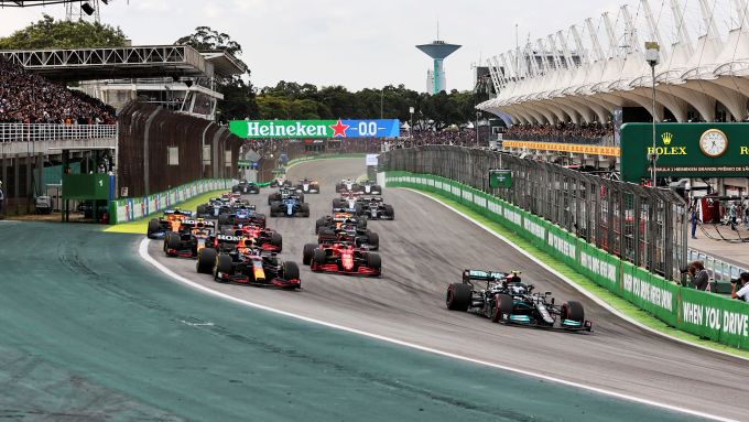 F1 GP Brasile 2021, Interlagos: Bottas (Mercedes) beffa Verstappen (Red Bull) al via della F1 Sprint
