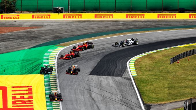 F1 GP Brasile 2021, Interlagos: Bottas (Mercedes) passato al giro 1 da Verstappen e Perez (Red Bull)