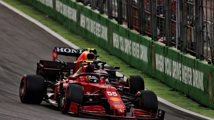 F1 GP Brasile 2021, Interlagos: Carlos Sainz (Scuderia Ferrari) si difende da Sergio Perez (Red Bull) 