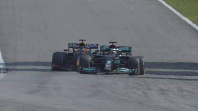 F1 GP Brasile 2021, Interlagos: il sorpasso di Lewis Hamilton (Mercedes) a Max Verstappen (Red Bull)