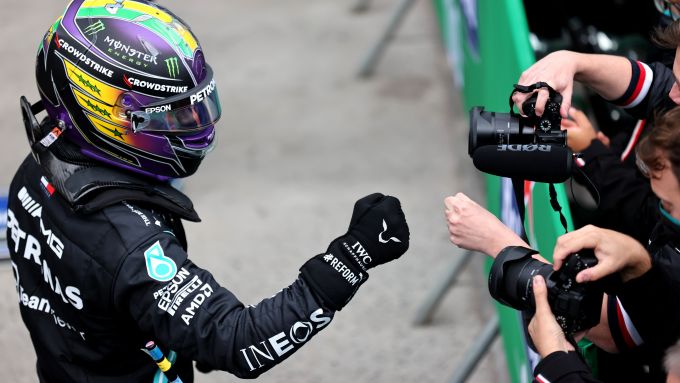 F1 GP Brasile 2021, Interlagos: Lewis Hamilton (Mercedes AMG F1) esulta per la pole
