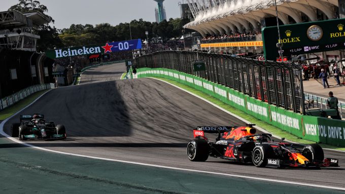 F1 GP Brasile 2021, Interlagos: Max Verstappen (Red Bull) davanti a Lewis Hamilton (Mercedes) 