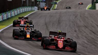 F1, GP Brasile 2021: la Red Bull di Sergio Perez tra le due Ferrari