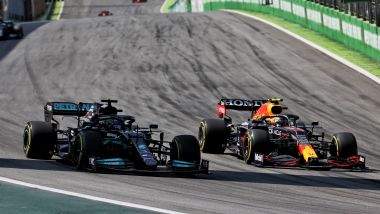 F1, GP Brasile 2021: Lewis Hamilton in battaglia con la Red Bull di Sergio Perez