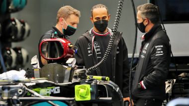 F1, GP Brasile 2021: Lewis Hamilton nel box Mercedes