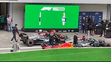 F1, GP Brasile 2021: Max Verstappen tocca l'ala posteriore della Mercedes di Lewis Hamilton
