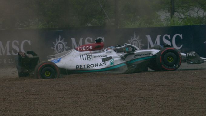F1 GP Brasile 2022, Interlagos: George Russell (Mercedes AMG F1) in sabbia in Q3 | Foto: Twitter @F1