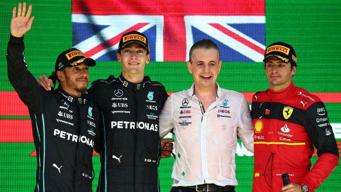 F1 GP Brasile 2022, Interlagos: il podio della gara con George Russell, Lewis Hamilton (Mercedes) e Carlos Sainz (Ferrari)