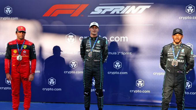 F1 GP Brasile 2022, Interlagos: il podio della Sprint con George Russell, Lewis Hamilton (Mercedes) e Carlos Sainz (Ferrari)