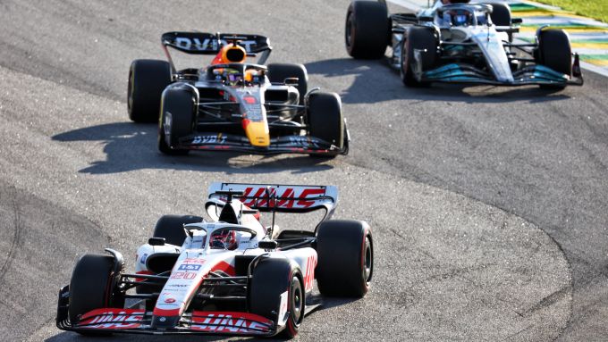 F1 GP Brasile 2022, Interlagos: il primo giro della Sprint, Magnussen (Haas) davanti a Verstappen (Red Bull) e Russell (Mercedes