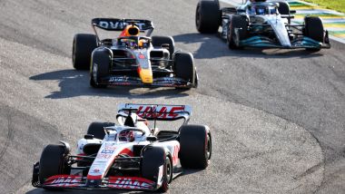 F1 GP Brasile 2022, Interlagos: il primo giro della Sprint, Magnussen (Haas) davanti a Verstappen (Red Bull) e Russell (Mercedes