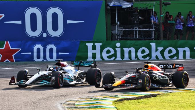F1 GP Brasile 2022, Interlagos: il sorpasso di George Russell (Mercedes AMG F1) su Max Verstappen (Red Bull Racing)
