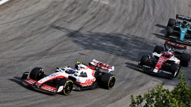 F1 GP Brasile 2022, Interlagos: Mick Schumacher (Haas F1 Team) in lotta a centro gruppo