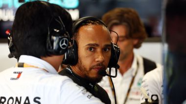 F1 GP Brasile 2023, Interlagos: Lewis Hamilton (Mercedes AMG F1) perplesso ai box