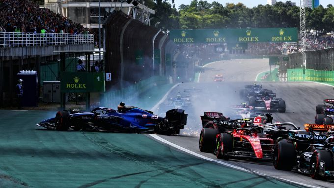 F1 GP Brasile 2023, Interlagos: l'incidente al via tra Alexander Albon (Williams Racing) e Kevin Magnussen (Haas F1 Team)