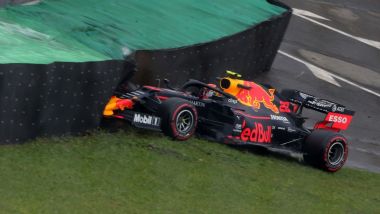 F1, GP Brasile: Alex Albon (Red Bull) sbatte contro le barriere durante le PL1