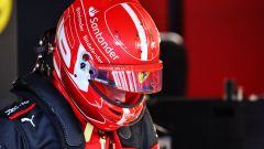 Ferrari, un sabato da incubo: Leclerc furioso, Sainz penalizzato