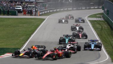 F1 GP Canada 2023, Montreal: Sergio Perez (Red Bull Racing) lotta al via con Carlos Sainz (Scuderia Ferrari)