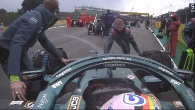 F1 GP Emilia Romagna 2021, Imola: Vettel (Aston Martin) spinto in pitlane dalla griglia di partenza
