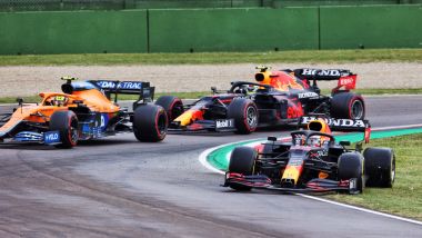 F1, GP Emilia Romagna 2021: Max Verstappen esce di pista alla Rivazza