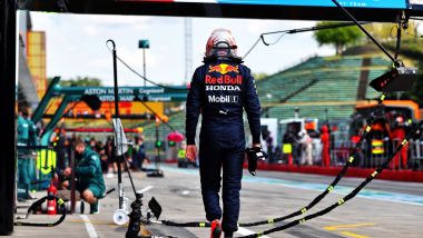 F1, GP Emilia Romagna 2021: Max Verstappen torna sconsolato ai box dopo aver parcheggiato la sua Red Bull