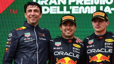 F1 GP Emilia-Romagna 2022, Imola: Enrico Balbo (a sinistra) è l'ingegnere Red Bull sul podio con Max Verstappen e Sergio Perez