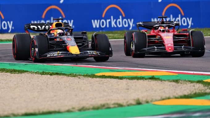F1 GP Emilia-Romagna 2022, Imola: il sorpasso di Verstappen (Red Bull) a Leclerc (Ferrari)