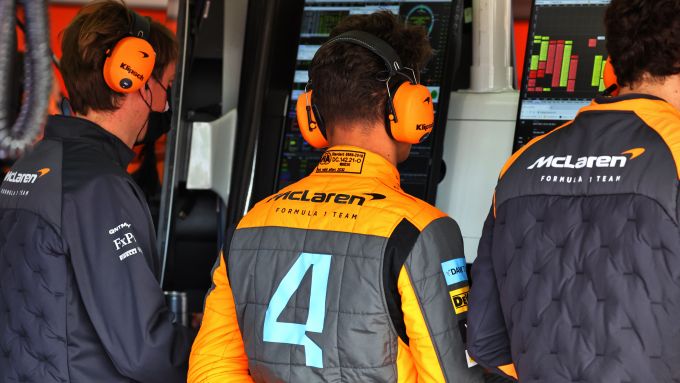 F1 GP Emilia-Romagna 2022, Imola: Lando Norris (McLaren F1 Team) fermo ai box